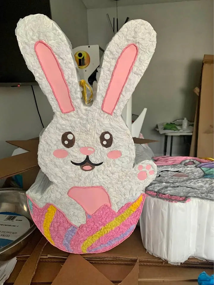 Piñata artesanal de conejo hecha a mano por Jhayr's Jumpers