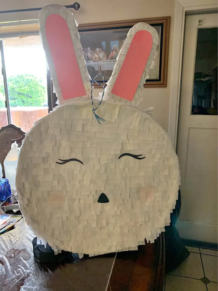 Piñata artesanal de conejita hecha a mano